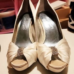 Michaelangelo Diana Ivory Heels 7M